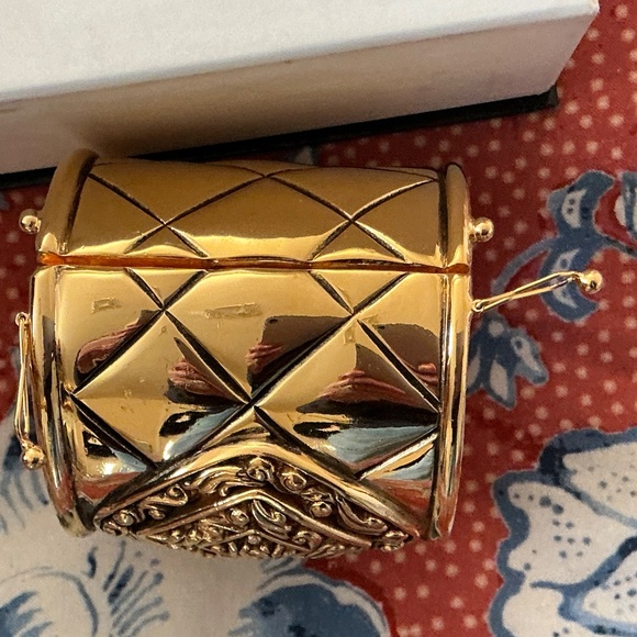 Chanel Wide Matelassé bracelet Vintage - Picture 8 of 13